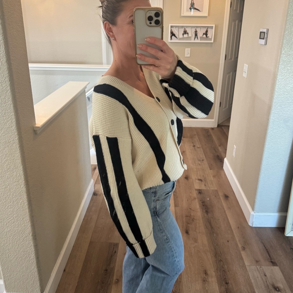 FLASH SALE! Nasty Gal cream and black slouchy cardigan sweater - Picture 3 of 11